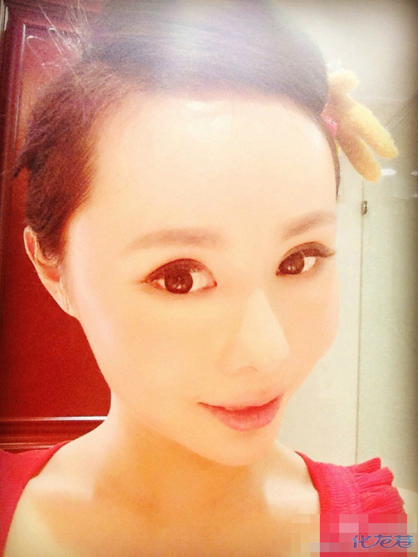 央视体育女主播朱晓琳今日在播音的过程中穿了一件肉色的内衣,引得