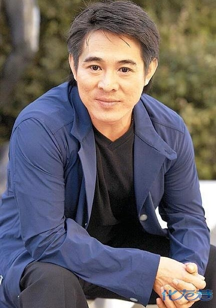 戴上假发之后霸气立显!不过对于李连杰的容颜帮助并无巨大!