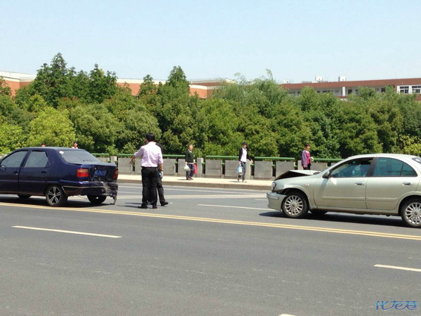 太湖东路软件园门口发生一起车祸,日产追尾前车,结果是两败俱伤