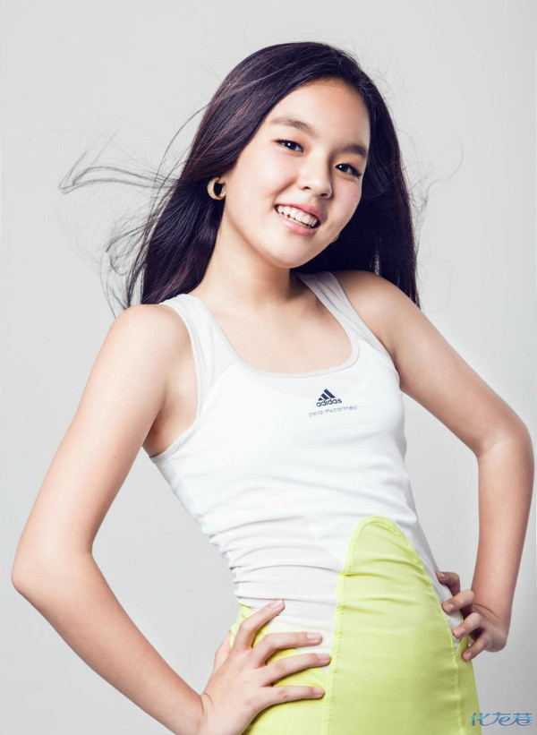 李咏妻子晒全家游纽约的照片,12岁的女儿快赶上父亲