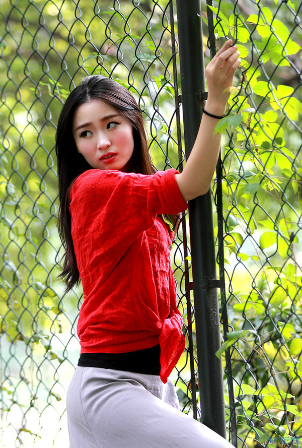 红梅公园里的美女___小朱!