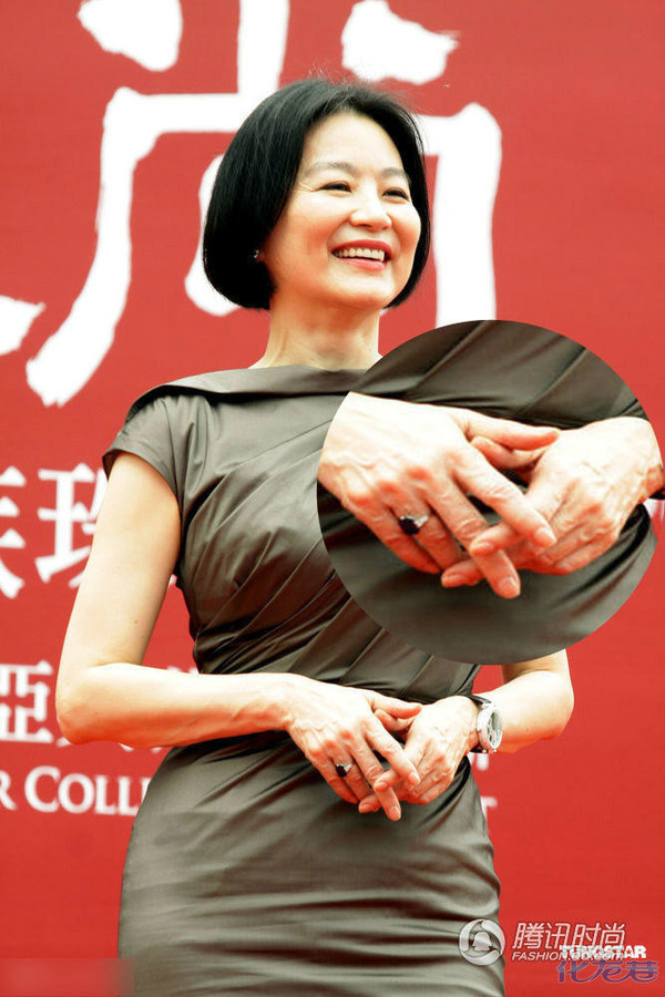 她的小手指真的好看,很长