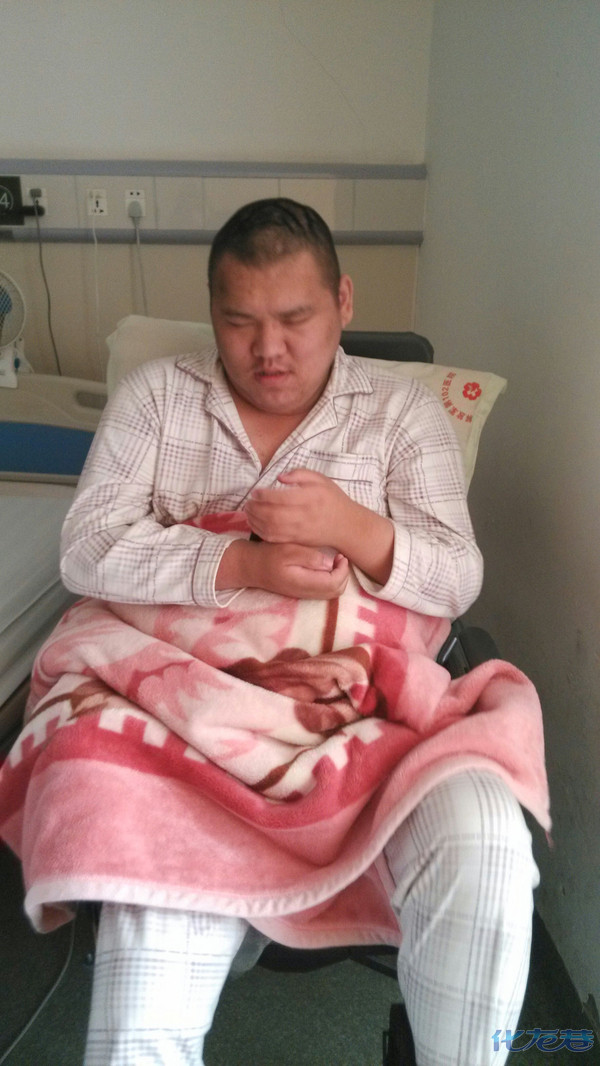 张中明滚出来,张中明滚出来,别他妈的当缩头乌龟,是大老爷们的就出来