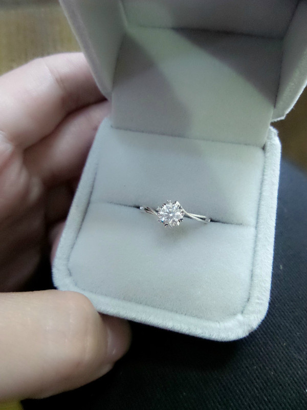 我买钻戒唯一条件就是要显大~ ~ 哈哈