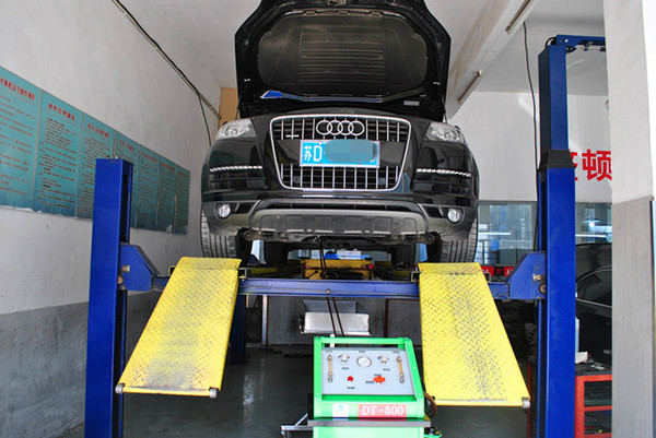 奥迪q7机器循环换油作业 参加终身质保 因为专业 所以信赖