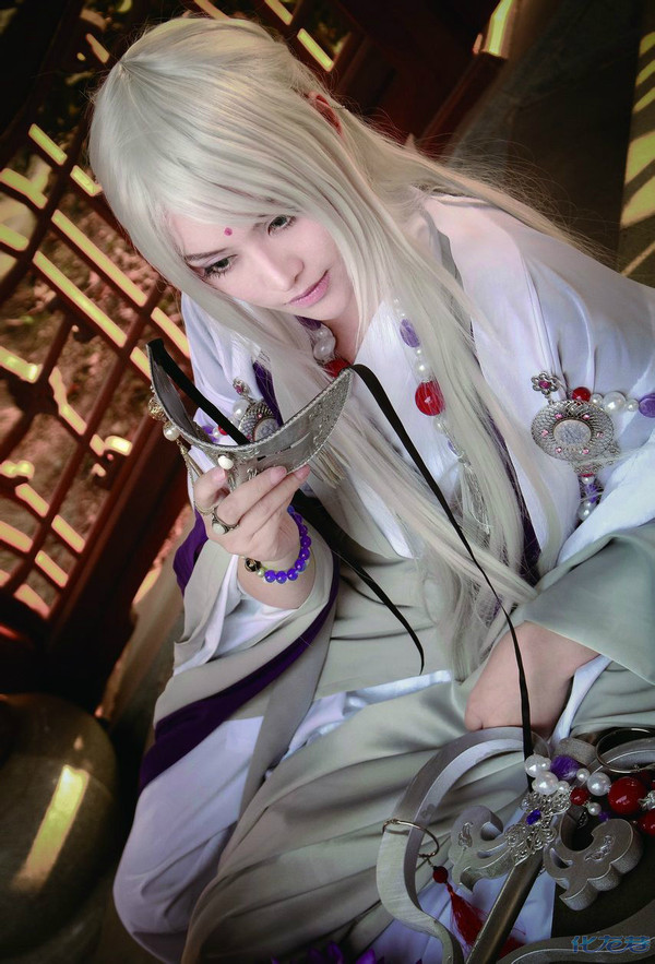 没有设计图,只有coser  kenn王爷的正片图数张,如下图  衣服人物:倾