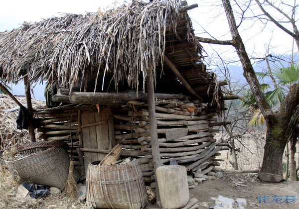&nbsp;&nbsp;&nbsp;&nbsp;&nbsp;&nbsp; 老两口简陋的猪圈,   &nbsp;&