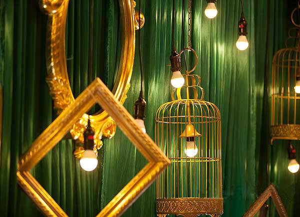 复古的墨绿与金色 复古的墨绿与金色搭配, 强烈的对比色让现场更具