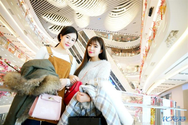 穿衣搭配:陪萌妹逛商场街拍图赏,俏皮可爱又露出随性自然的一面
