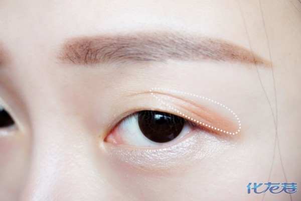 &nbsp;&nbsp;&nbsp;&nbsp;先用一号色在眼尾处画一个小v字&nbsp;&