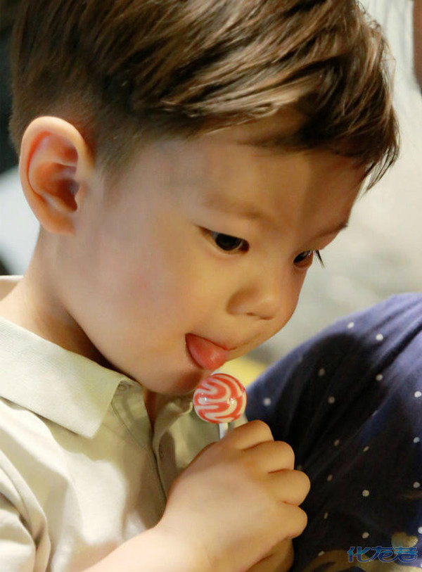 霍思燕儿子"嗯哼大王"舔棒棒糖超萌,老爸杜江一旁做鬼脸