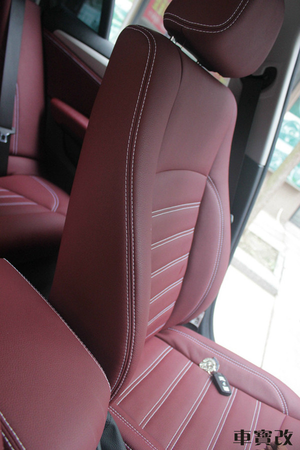 宝马x1拉丝皮红皮白线真皮座椅改装案例