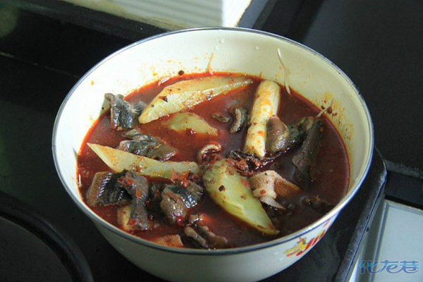 毛骨悚然:男子为挽回离家出走的妻子抽自己的鲜血做了一份人血毛血旺