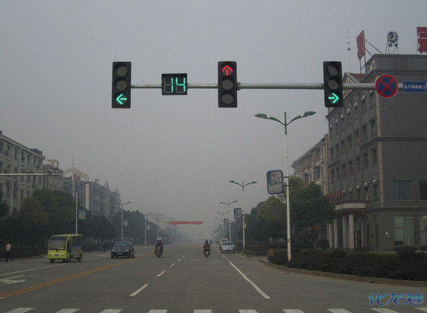 甚至右转弯也有红绿灯等候信息标示,那么一些4车道双车道小路口,都是