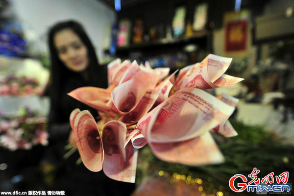 将百元大钞叠成花的形状.