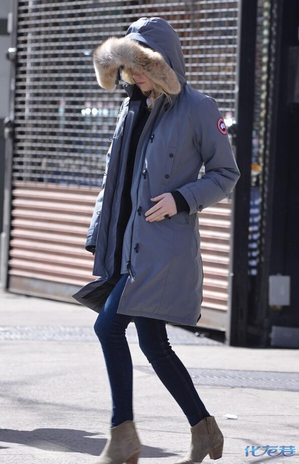 卡莉-克劳斯canadagoose硬朗军旅风外套 紧身裤 balenciaga挎包