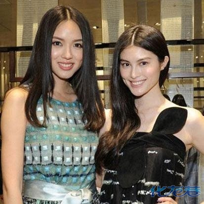 何穗和张梓琳合影,虽然何穗身高上略逊于张梓琳,但是人家肤色白呀!
