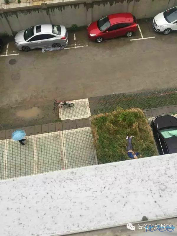 南京邮电大学一名男生坠楼身亡,事前喝一瓶白酒,具体情况还在调查中