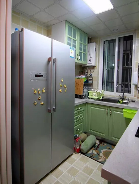 比如小厨房用双开门冰箱的话会觉得厨房空间比较拥挤