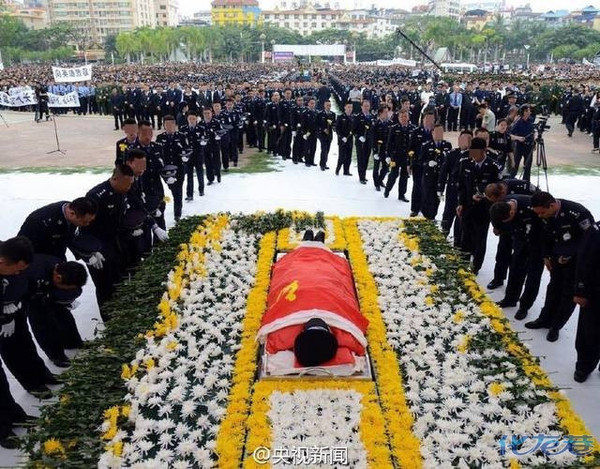 也是一场必须打马赛克的警察葬礼!