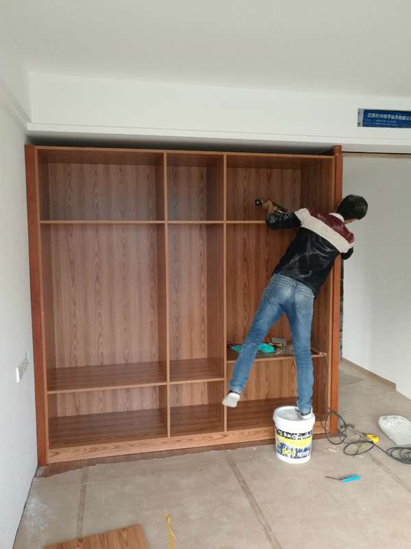 中央花园定做的衣柜和门完工,也来晒一下,旁友们来看看呢