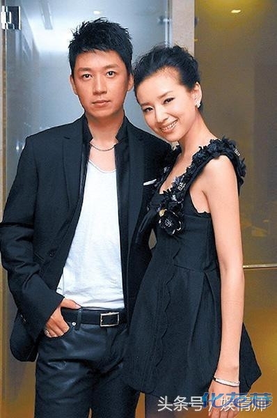 董洁陈坤相隔十三年居然牵手在一起走,再度同框这是要再续前缘吗?