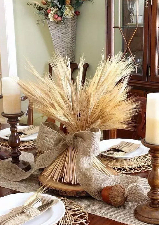 象征丰收的麦穗摆上餐桌,让用餐时刻被收获的充实所包裹,仿佛整个