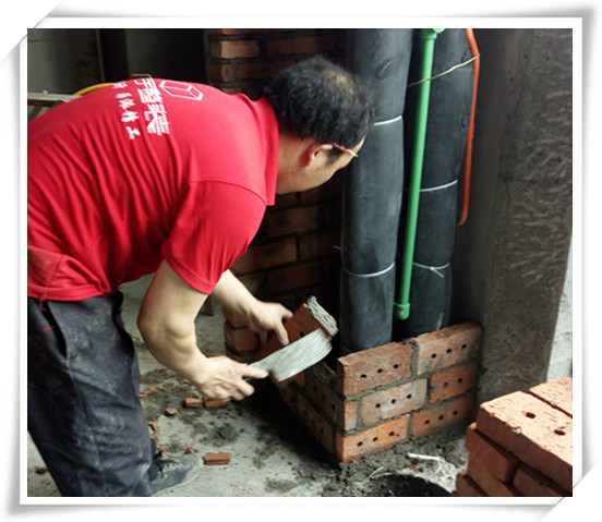 另一个师傅正在砌砖,红砖包管哦,赶紧来看看吧