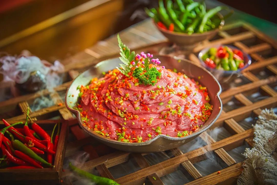 双椒牛肉 选用来自贵州的高原小黄牛 配上新鲜的小米椒和小青椒 鲜辣