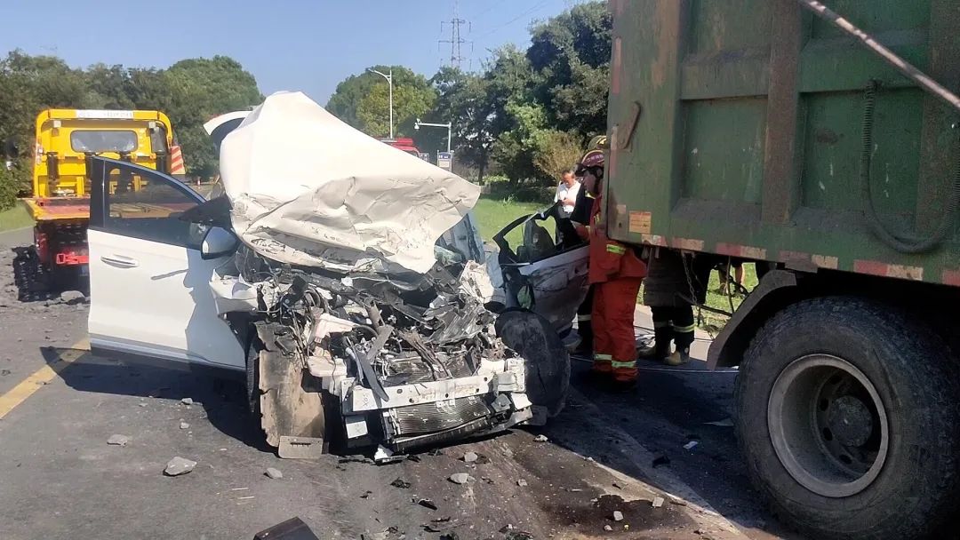 一輛白色suv與一輛渣土車發生碰撞,小車司機腿被卡